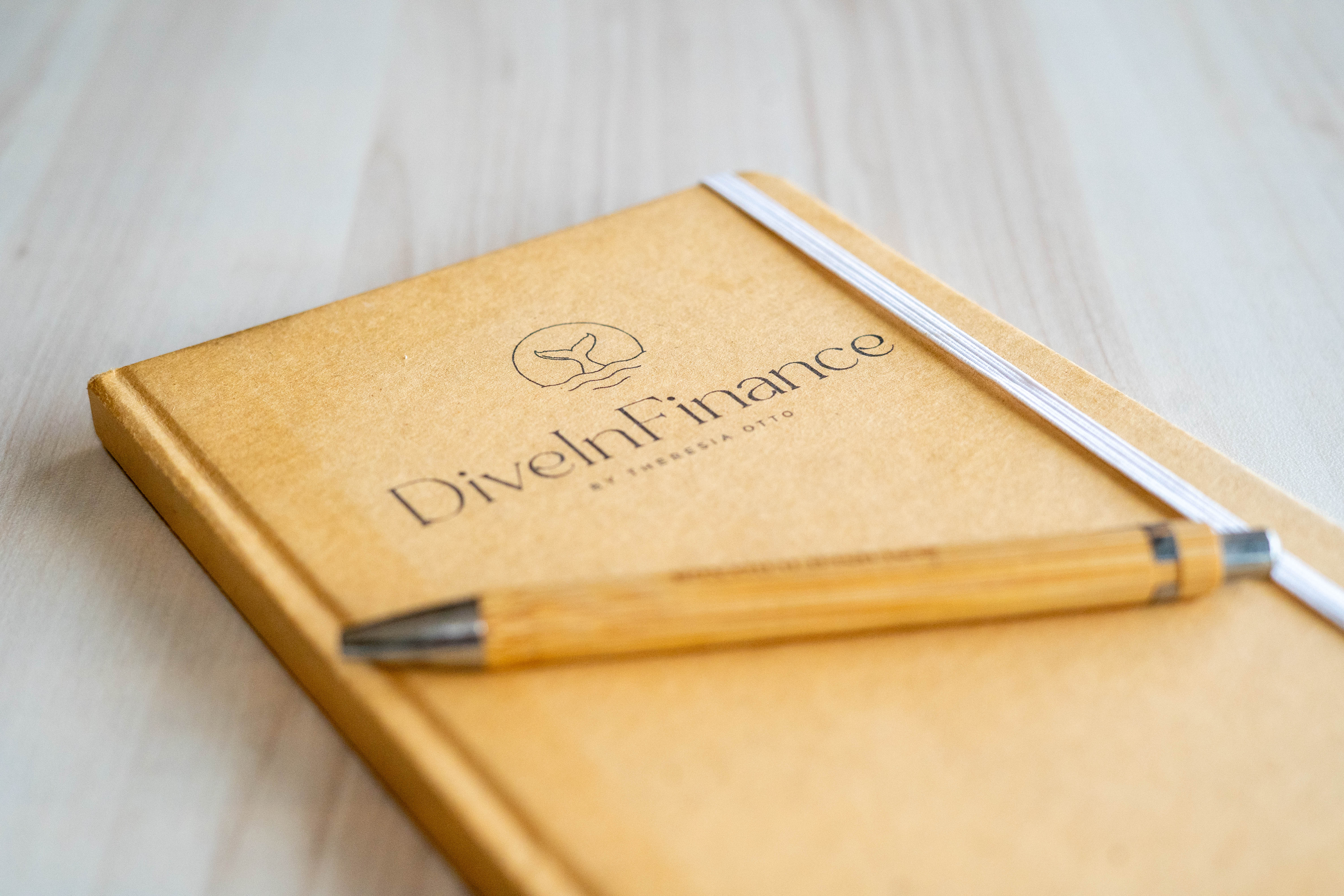 Buch mit der aufschrift DiveInFinance