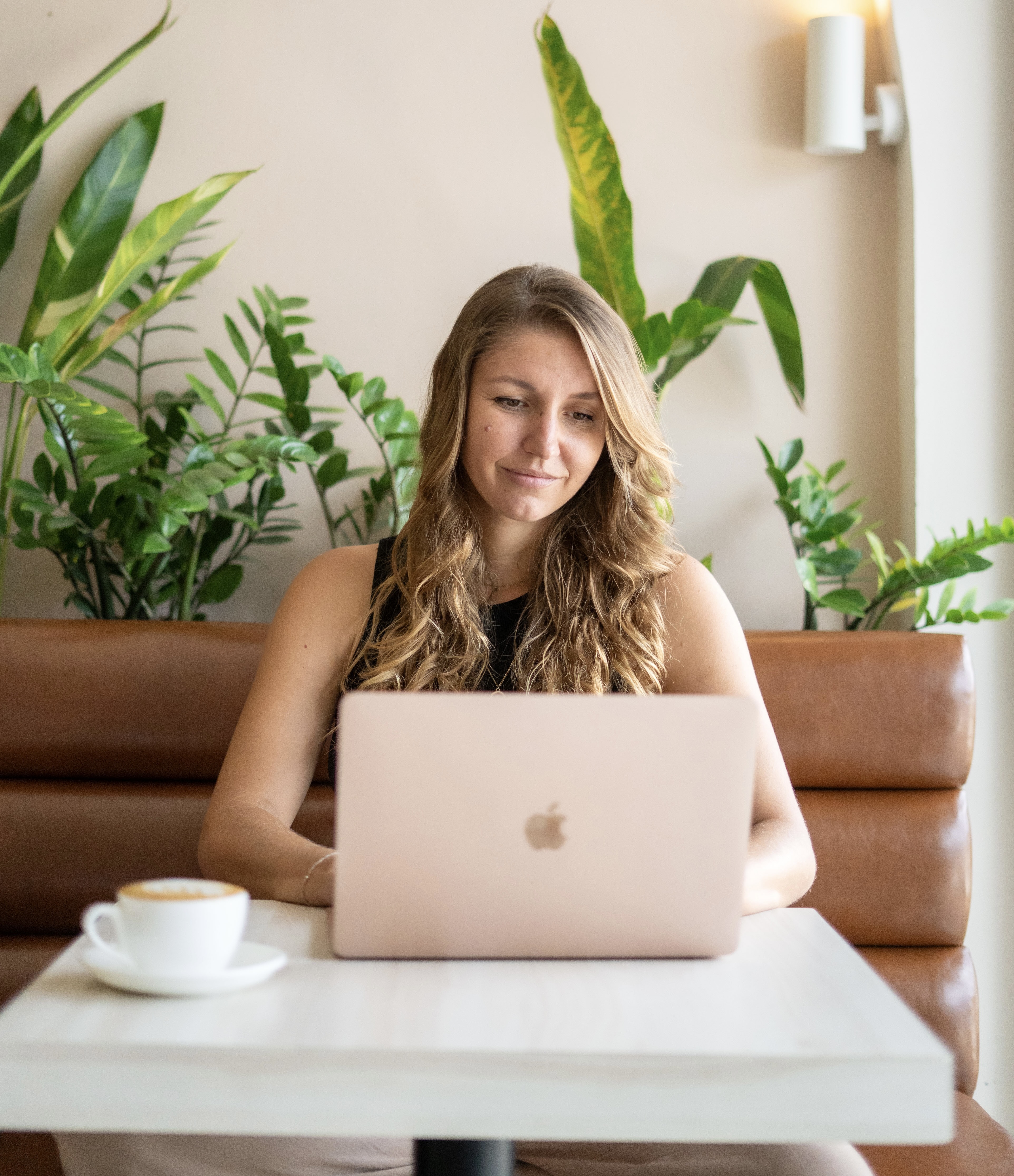 Theresia mit Kaffee vor dem Macbook