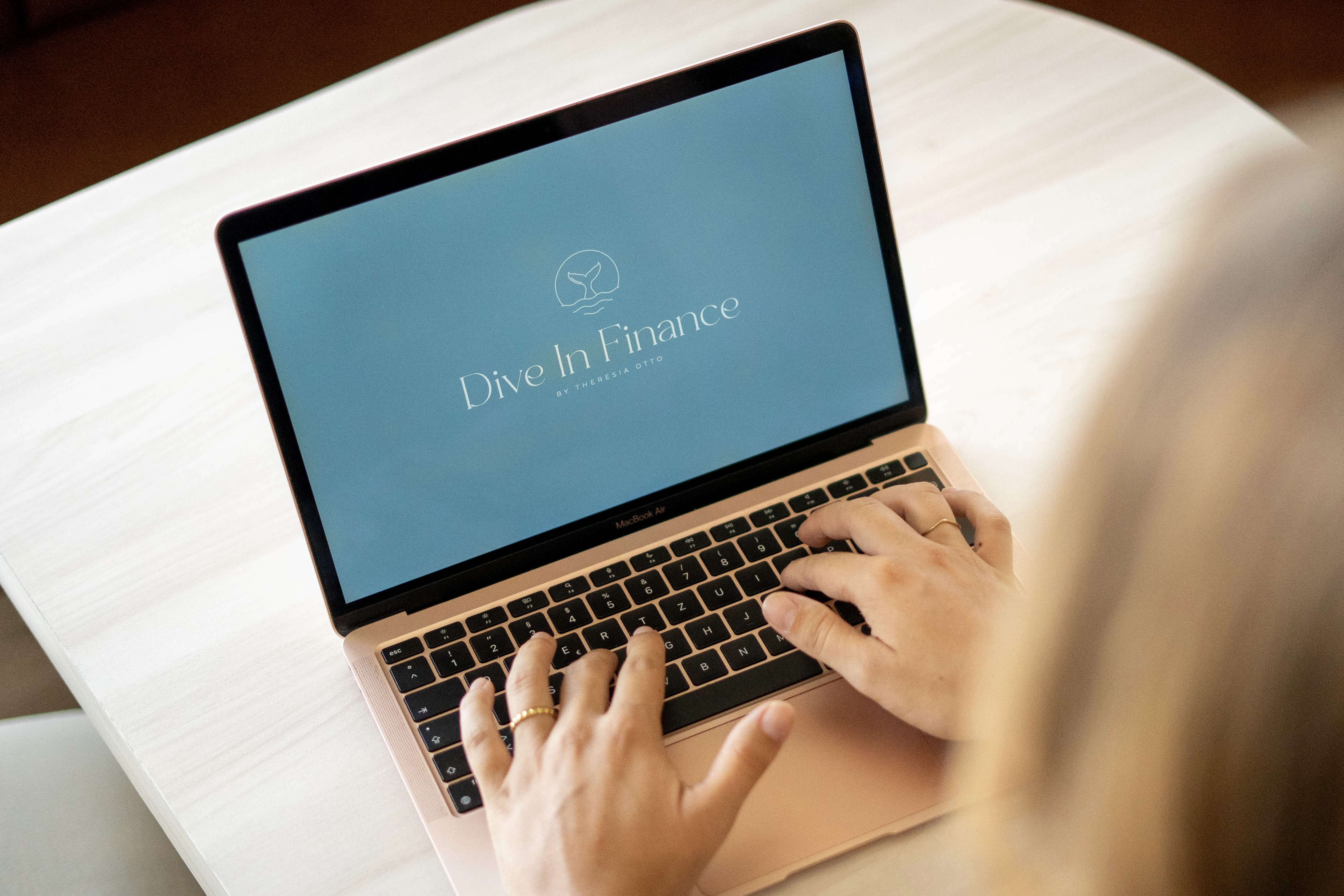 Laptop mit dem DiveInFinance Logo